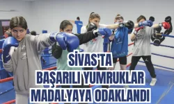 SİVAS'TA BAŞARILI YUMRUKLAR  MADALYAYA ODAKLANDI