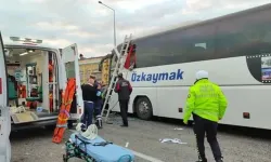 Otobüs, Park Halindeki Kamyona Çarptı: 2 Ölü, 24 Kişi Yaralandı