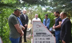 Sivas'ta gazeteci Burak Erdoğmuş, mezarı başında anıldı