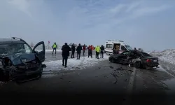 Sivas'ta Otomobille Hafif Ticari Araç Çarpıştı: 5 Yaralı 