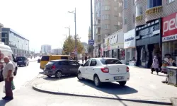 Sivas'ta Sürücülerin Trafik Duyarsızlığı! Kural Var, Uyan Yok! Otobüsler İçin Ayrılan Durak Ceplerini İşgal Ediyorlar! 