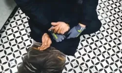 Uyuşturucuyu üzerine bantladı, polisten kaçamadı