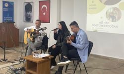 Öğrencilerden gitar dinletisi