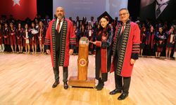 Sivas Cumhuriyet Üniversitesi'nden Mezuniyet Coşkusu! Genç İletişimciler Diplomalarını Aldı