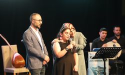 Sivas'ta öğrenciler aileleriyle aynı sahneyi paylaştı