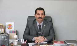 Eline mikrofon alan sokak röportajı yapıyor!