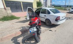 Sivas'ta otomobille motosiklet çarpıştı