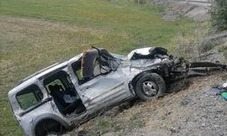 Direksiyon hakimiyetini kaybeden sürücü şarampole uçtu
