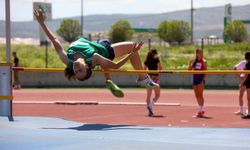 500 sporcu Sivas’ta şampiyonluk için yarıştı