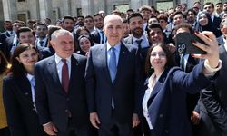 Bakan Bak, temsilci gençlerle meclisi ziyaret etti