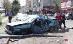 Otomobil ile kamyonet çarpıştı!