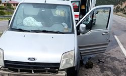 Sivas'ta bariyerlere çarpan araç kaza yaptı!