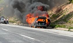 Sivas'ta seyir halindeki otomobil yandı