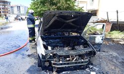 Sivas'ta park halindeki otomobil alev aldı!