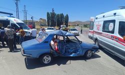 Sivas'ta iki otomobilin çarpıştığı kazada 4 kişi yaralandı