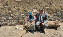 İhtiyaç sahipleriyle hem bayramlaştı hem de onlara yardımda bulundu