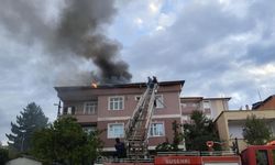 Sivas'ta binanın çatısında yangın