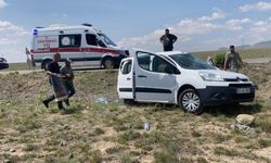 Arka lastiği patlayan araç takla attı