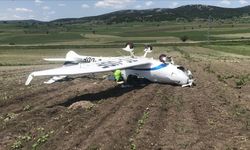 Tarlaya zorunlu iniş yapan eğitim uçağı ters döndü
