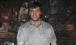 Baba mesleği demirciliği eşinin desteğiyle sürdürüyor