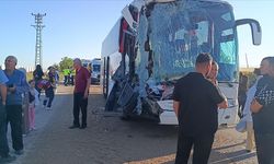 Yolcu otobüsü tıra çarptı! 24 kişi yaralandı