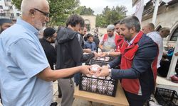 Sivas'ta cuma namazı çıkışı aşure ikramı