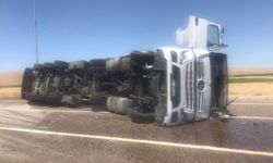 Sivas yolunda tanker devrildi!