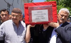 Oğlunun tabutunu omuzladı