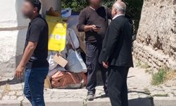 Sivas'ta kapı önüne çöp atanlar yandı!