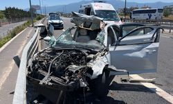 Bariyere çarpan otomobil hurdaya döndü