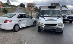 Sivas'ta otomobil ve kamyonet çarpıştı