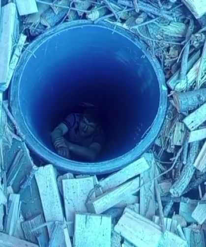 Sağır ve dilsiz adam bahçede dolaşırken su kuyusuna düştü! Yardımına itfaiye koştu