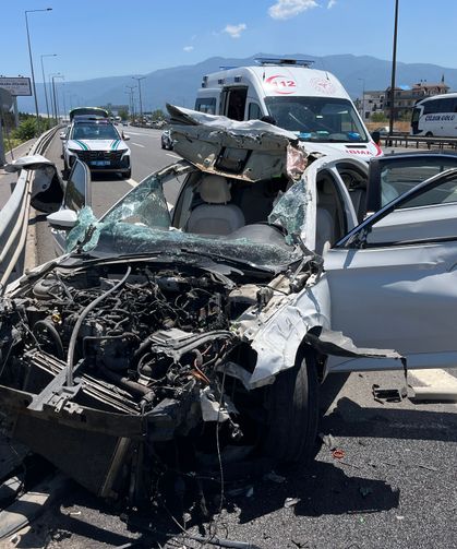 Bariyere çarpan otomobil hurdaya döndü