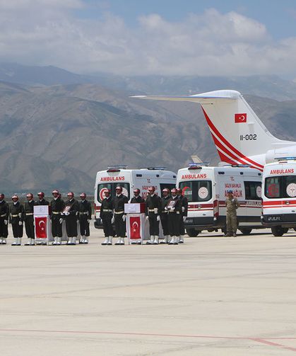 Şehit 6 asker için Hakkari'de tören düzenlendi