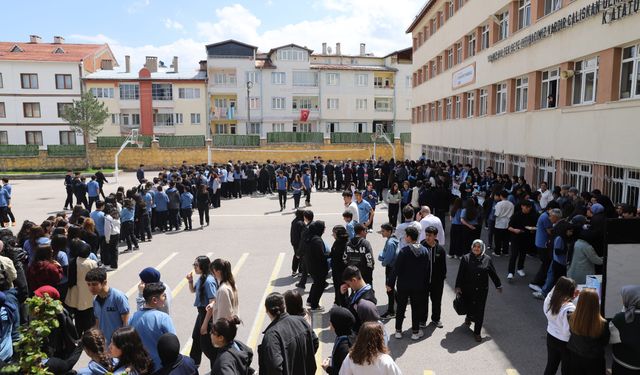 Cumhuriyet Anadolu Lisesi, Kardeş Okul Ovacık İlkokulu İçin Kermes Düzenledi