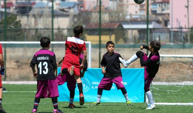 5x5 Futbol Turnuvasında şampiyon Cebecioğlu İlkokulu