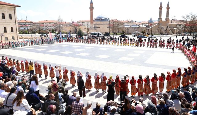 Sivas'ta 200 öğrenci birlikte halay çekti