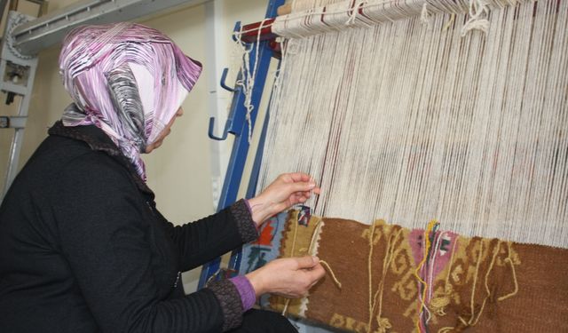 Şarkışla'da Kilim Kursuyla Geleneksel Kültür Yaşatılıyor