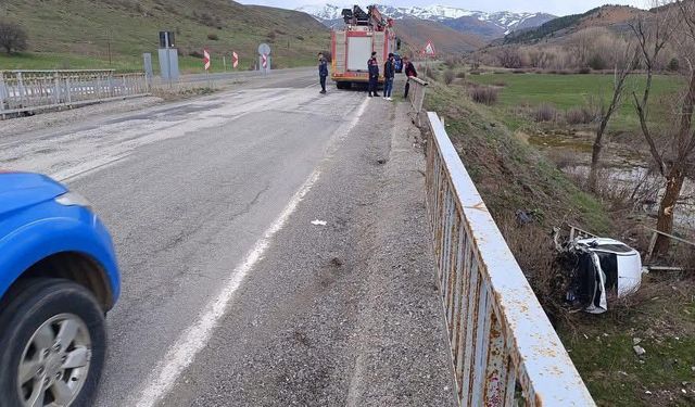 Sivas’ta otomobil köprüden düştü!