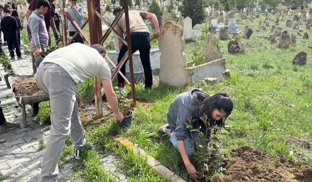 Sivas'ta öğrenciler mezarlığı güzelleştirdi
