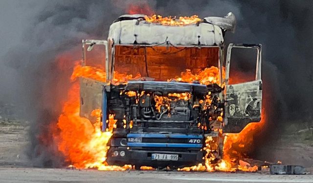 Ekmek kapısı alev alev yandı, sürücünün feryadı yürekleri sızlattı