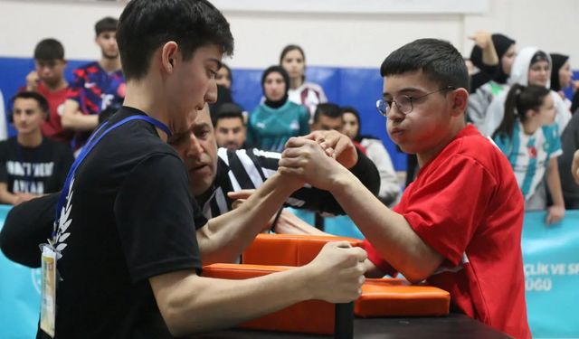 12 ilden 160 sporcu Sivas'ta Bilek Güreşti