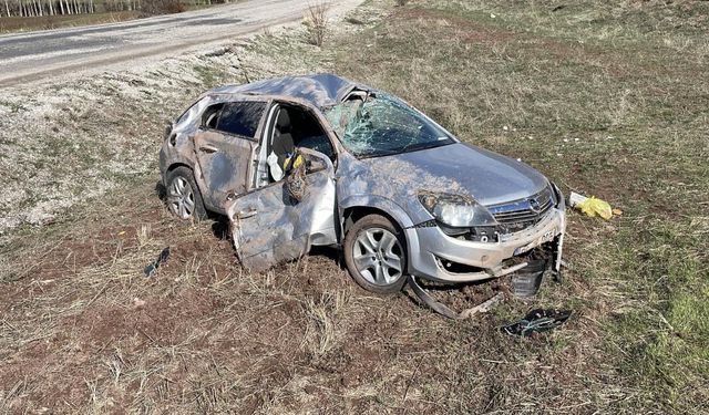 Sivas'ta Tarlaya Uçan Araçta 5 Kişi Yaralandı: 1 Yaşındaki Bebek Risk Altında!