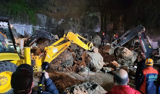 Heyelan baba kıza mezar oldu!
