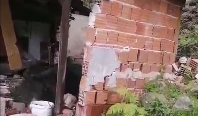 Yamaçtan kopan kayalar eve çarptı