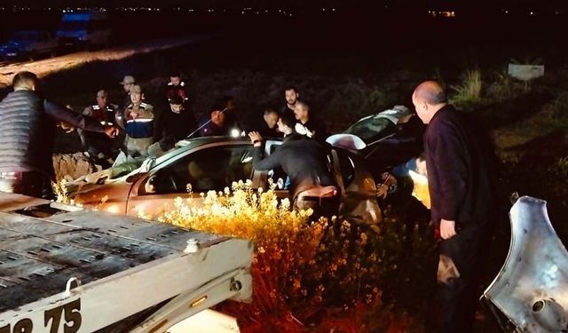 İki otomobil kafa kafaya çarpıştı: 1 ölü, 7 yaralı