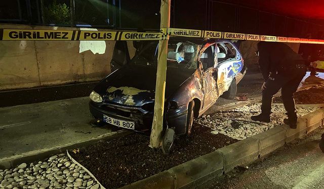 Sivas'ta yol kenarındaki ağaca çarpan sürücü vefat etti