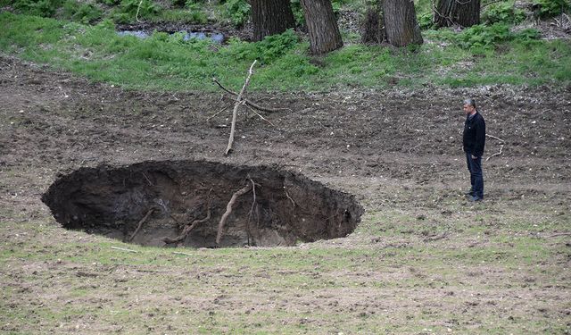 Gece Sessizliğinde Çöktü: Sivas’ta Tarla Bir Anda Yarıldı