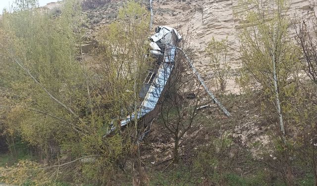 Sivas'ta TIR 70 Metrelik uçurumdan yuvarlandı