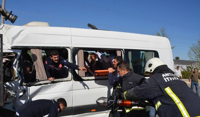 Tur minibüsü, sulama tankerine çarptı: 5'i turist 6 yaralı